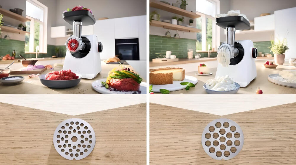 Na górze obrazu widoczna jest biała maszynka do mięsa z metalowym elementem, obok której znajdują się talerze z mięsem i warzywami oraz ciastem i śmietaną. Na dole obrazu pokazane są dwa metalowe sitka z różnymi wzorami otworów na drewnianym tle.