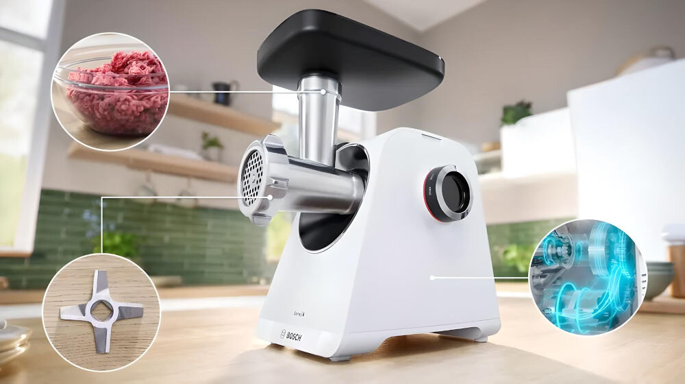 Na obrazie znajduje się biała maszynka do mięsa z logo BOSCH, ustawiona na blacie kuchennym. Wokół maszynki widoczne są trzy okrągłe wstawki: mielone mięso, metalowy nóż oraz schematyczny obraz mechanizmu wewnętrznego.