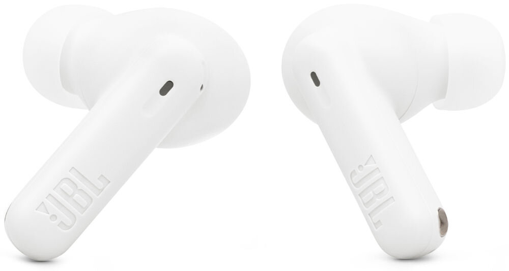 Na obrazie widoczne są białe słuchawki dokanałowe z logo \'JBL\' na obudowie. Słuchawki mają nowoczesny design z wyraźnie zaznaczonymi elementami dousznymi.