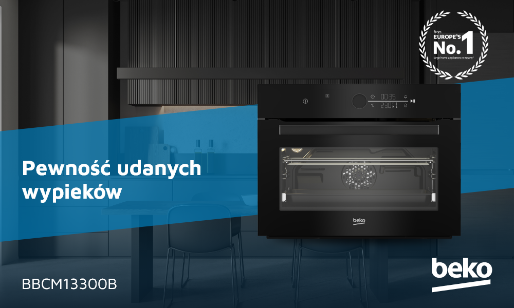 PIEKARNIK BEKO BBCM13300B Kuchnia z zabudową w odcieniach szarości – widoczny piekarnik z mikrofalą w słupku, jasny blat oraz oświetlona ściana z białych płytek typu „metro”