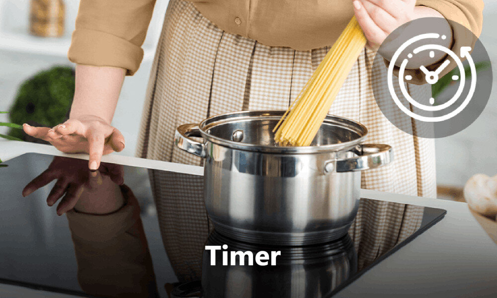 Płyta indukcyjna BEKO HDI32400TO Zdjęcie przedstawia gotowanie na płycie indukcyjnej z widoczną ikoną zegara. Grafika podkreśla funkcję timera ułatwiającą kontrolę czasu timer płyta indukcyjna kontrola czasu sygnał dźwiękowy gotowanie bez przypaleń