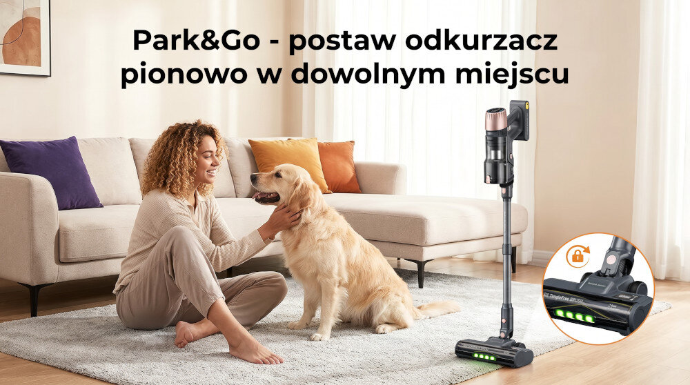 Osoba trzyma odkurzacz ręczny o czarno-miedzianym wykończeniu, używany na jasnym dywanie. W tle widoczna jest roślina w doniczce.