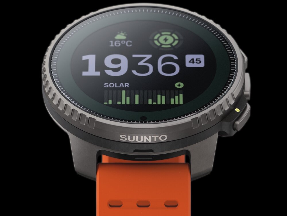 Smartwatch z okrągłym wyświetlaczem pokazuje godzinę 19:36, temperaturę 16°C i poziom naładowania solarnego. Pasek zegarka jest pomarańczowy, a na obudowie widoczne jest logo \'SUUNTO\'.