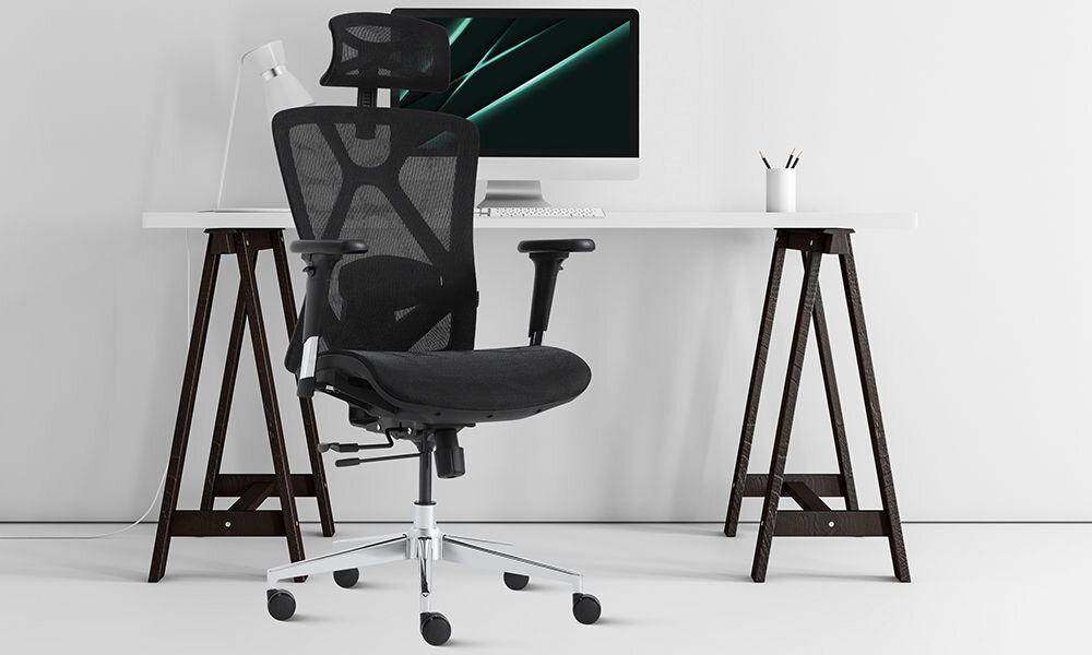 Fotel GAMVIS ErgoMaster XL Mesh Czarny prezentacja fotela w pokoju przy biurku na nim monitor obok akcesoria lampka biała ściana i podłoga wygodne siedzenie szeroki zakres regulacji wzrost waga wygodna pozycja