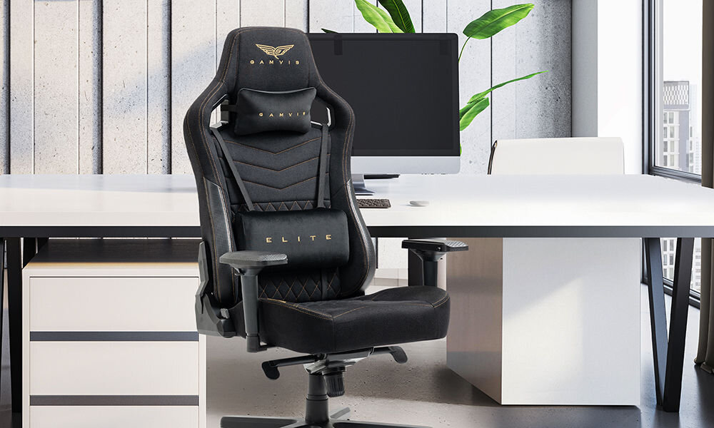 Fotel GAMVIS Elite 2.0 Pro XXL Czarny (złote elementy) prezentacja fotela w pokoju przy biurku monitor na biurku jasne biuro wielozadaniowość fotel biurowy gamingowy komfort