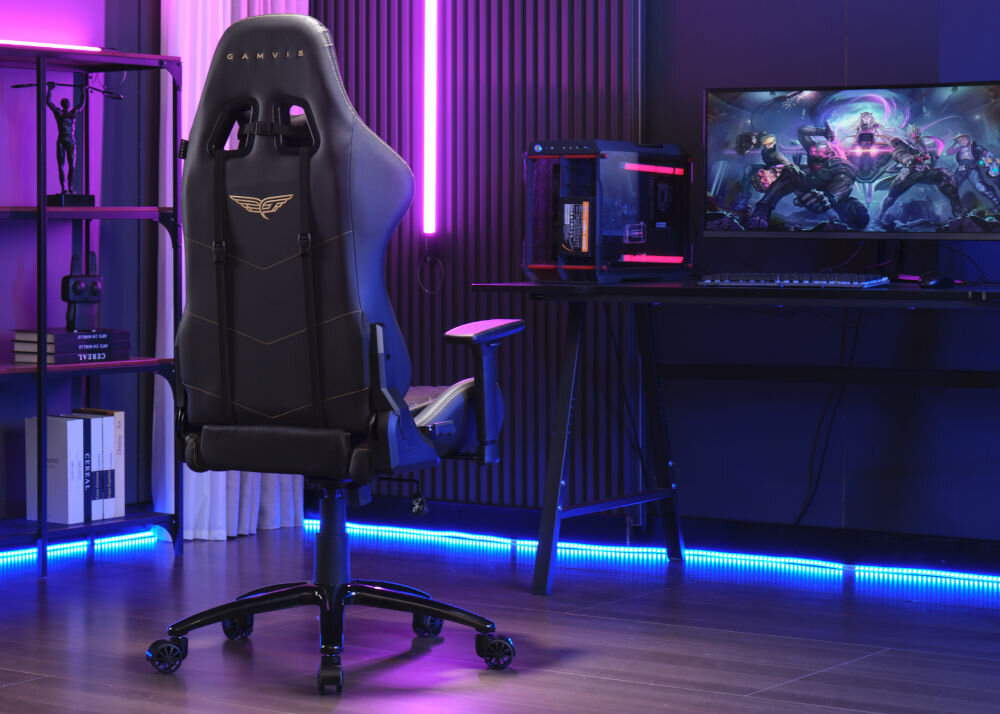 Fotel GAMVIS Phantom Large Czarny (złote elementy) prezentacja fotela na tle pokoju biurowego w tle biurko z monitorem i komputerem ledy wielozadaniowy komfort biuro