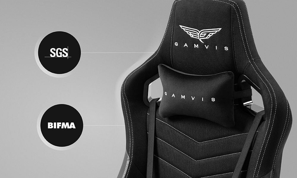 Fotel GAMVIS Elite 2.0 XL Basic Czarny (białe elementy) prezentacja fotela na szarym tle ze zbliżeniem na oparcie napis SGS BIFMA optymalny stosunek ceny do jakości wysoka klasa komponentów standardy jakościowe SGS BIFMA trwałość bezpieczeństwo