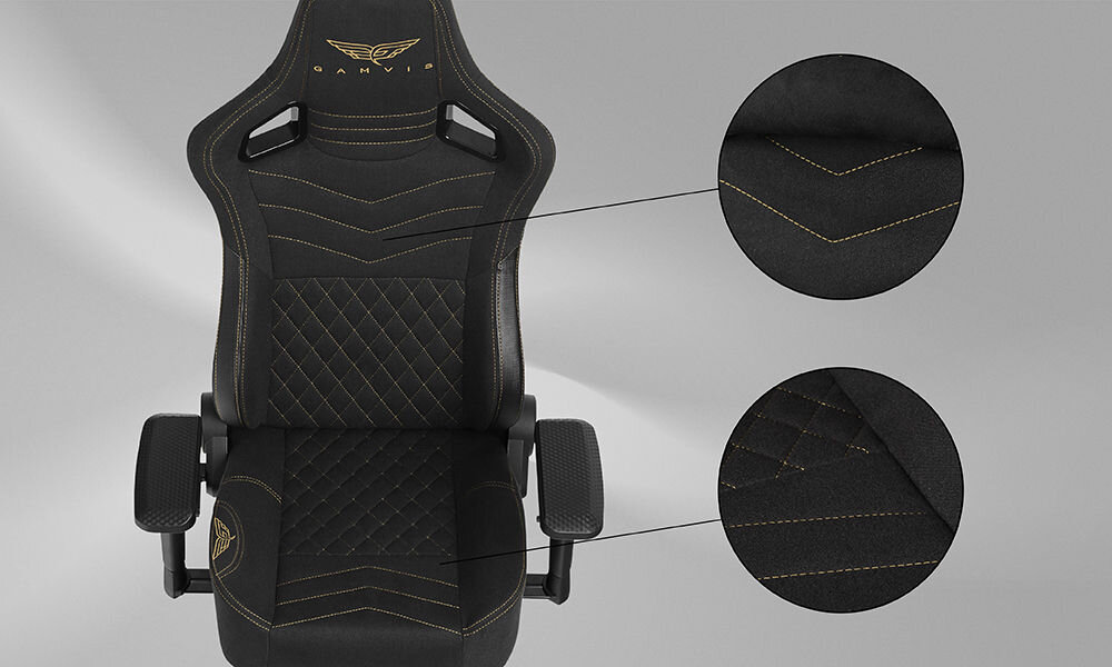 Fotel GAMVIS Elite 2.0 Pro XL Tkanina Czarny (złote elementy) zbliżenie na siedzisko fotela szare tło tapicerka technologia ProMaterial+ 2.0 z przeszyciami jak w aucie sportowym wentylacja