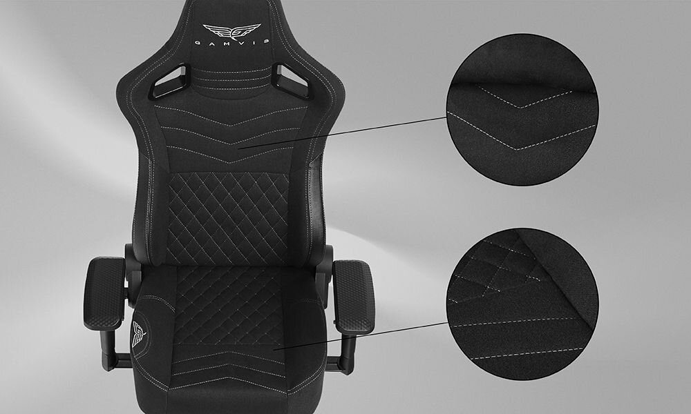 Fotel GAMVIS Elite 2.0 Pro XL Czarny (białe elementy) zbliżenie na siedzisko fotela szare tło tapicerka technologia ProMaterial+ 2.0 z przeszyciami jak w aucie sportowym wentylacja
