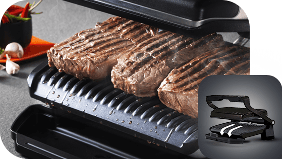 Na obrazie widoczny jest grill elektryczny z otwartą pokrywą, na którym znajdują się trzy kawałki mięsa z widocznymi śladami grillowania. W prawym dolnym rogu znajduje się mniejsze zdjęcie przedstawiające zamknięty grill.