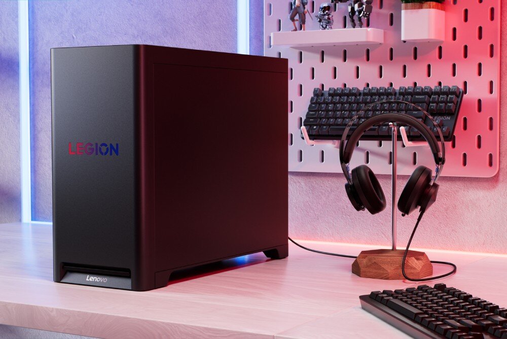 Komputer LENOVO Legion T5 30IAX10 Zestaw komputerowy z monitorem ultrapanoramicznym, komputerem z logo 'LEGION', mikrofonem, klawiaturą, myszką i słuchawkami na stojaku na jasnym biurku, pamięć, taktowanie, dysk SSD, pojemność