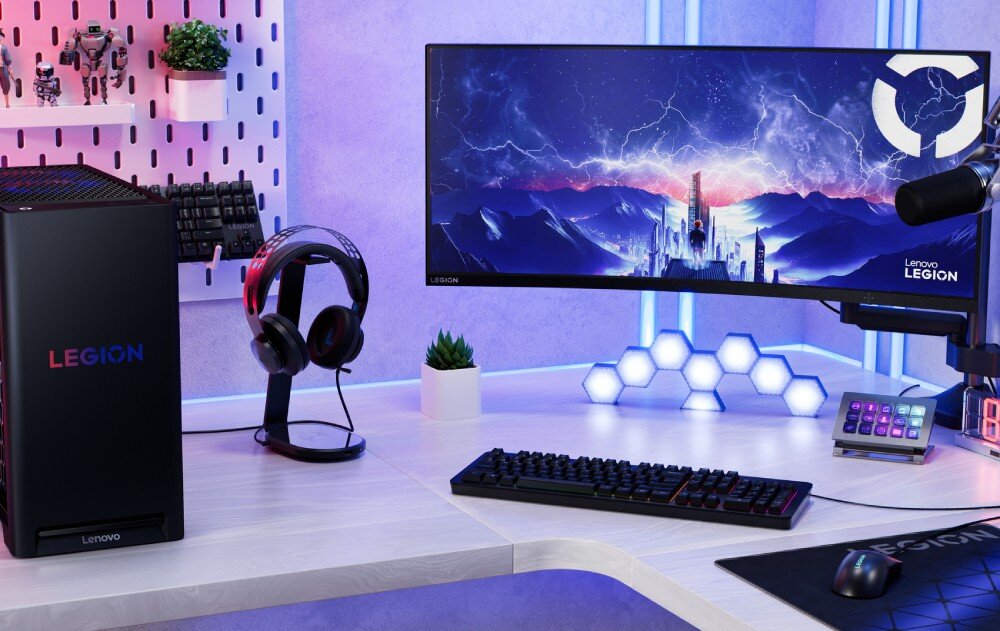 Komputer LENOVO Legion T5 30IAX10 Zestaw komputerowy z monitorem ultrapanoramicznym, komputerem z logo 'LEGION', mikrofonem, klawiaturą, myszką i słuchawkami na stojaku na jasnym biurku, pamięć, taktowanie, dysk SSD, pojemność