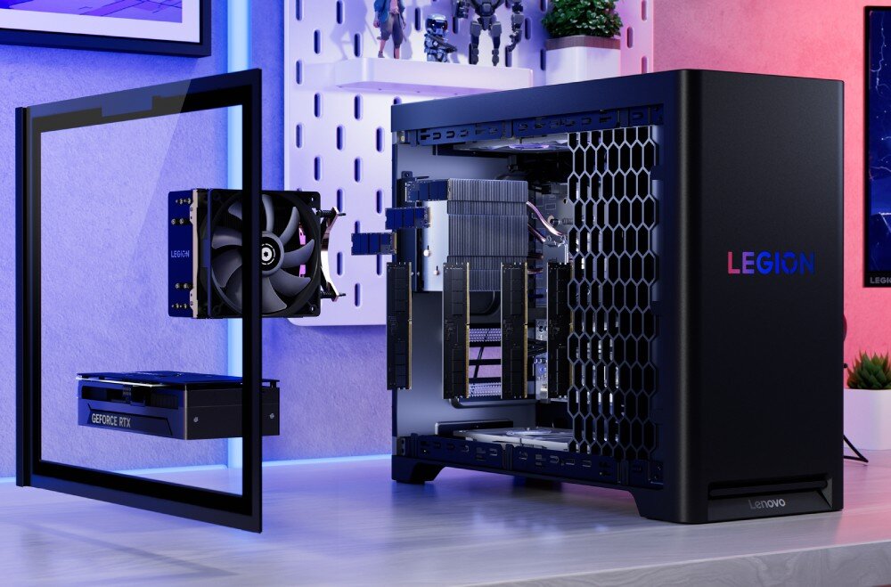 Komputer LENOVO Legion T5 30IAX10 Obudowa komputera z otwartym bocznym panelem, w środku widoczne komponenty, karta graficzna GeForce RTX i wentylator zamontowany na panelu, chłodzenie, wentylacja, temperatura