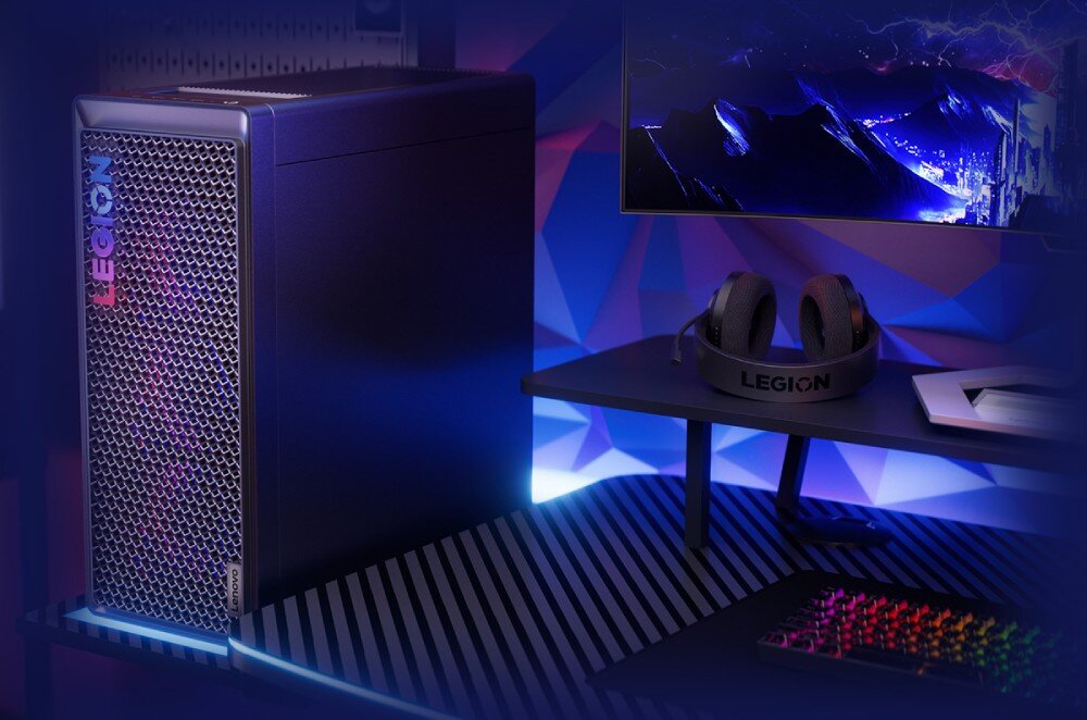 Komputer LENOVO Legion T7 34IAS10 Komputer stacjonarny z przednim panelem wentylacyjnym obok biurka z monitorem, słuchawkami i klawiaturą z podświetleniem RGB, aplikacja, oprogramowanie, narzędzia, ustawienia