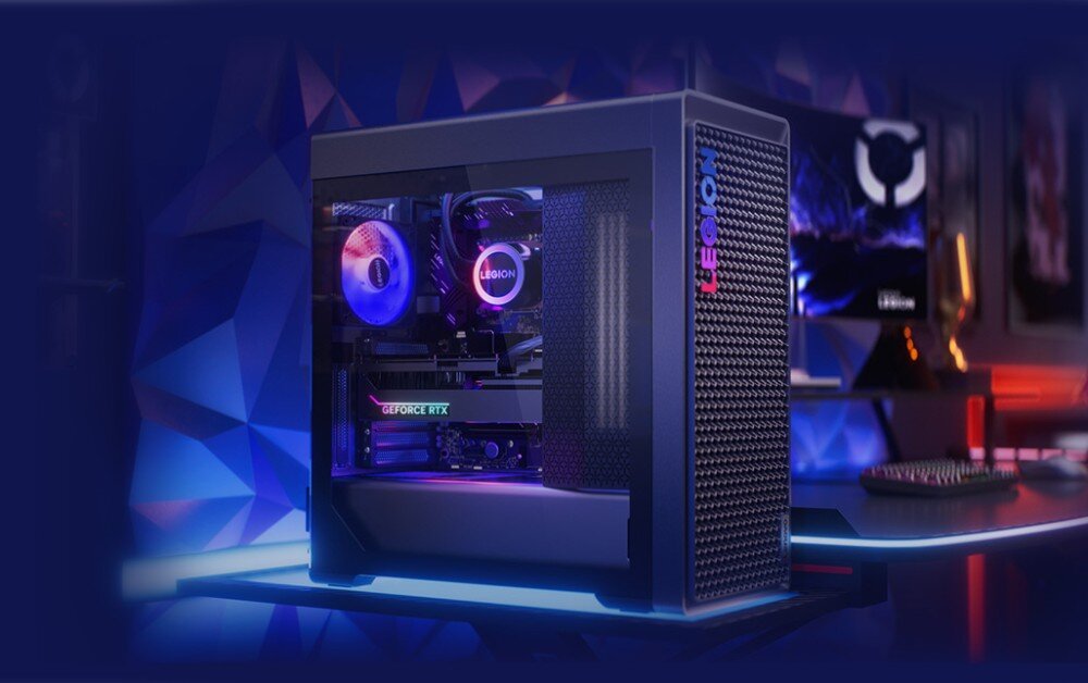 Komputer LENOVO Legion T7 34IAS10 puter stacjonarny ustawiony na biurku w otoczeniu monitora i klawiatury, widoczny przezroczysty panel boczny i podświetlenie RGB, dźwięk, audio, funkcje