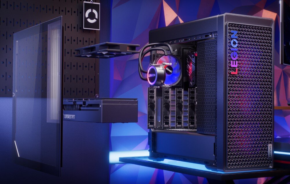 Komputer LENOVO Legion T7 34IAS10 Komputer z otwartym panelem bocznym, ukazujący komponenty wewnętrzne z zamontowanym chłodzeniem cieczą i odłączoną kartą graficzną, pamięć RAM, dysk SSD, pojemność, taktowanie