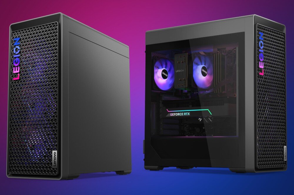 Komputer LENOVO Legion T7 34IAS10 Dwa komputery obok siebie, jeden z przezroczystym panelem bocznym prezentującym wnętrze, drugi z zamkniętą obudową; oba z podświetlanym frontem, wygląd, obudowa, podświetlenie