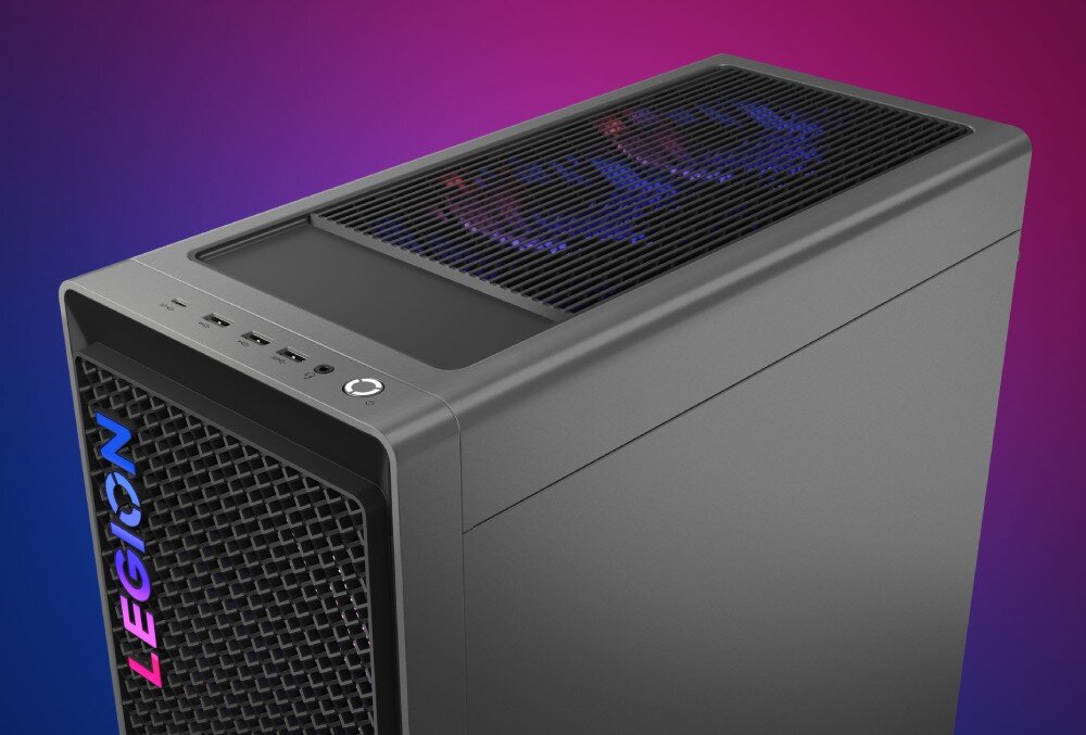 Komputer LENOVO Legion T7 34IAS10 Widok z góry na obudowę komputera z przyciskami i portami USB, a także kratką wentylacyjną z widocznymi wentylatorami podświetlonymi na niebiesko, porty, złącza, łączność