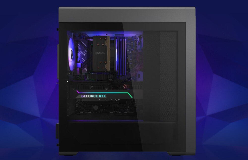 Komputer LENOVO Legion T7 34IAS10 Widok z boku na komputer stacjonarny z przezroczystym panelem i kartą graficzną oznaczoną 'GeForce RTX', pamięć RAM, taktowanie, rozbudowa
