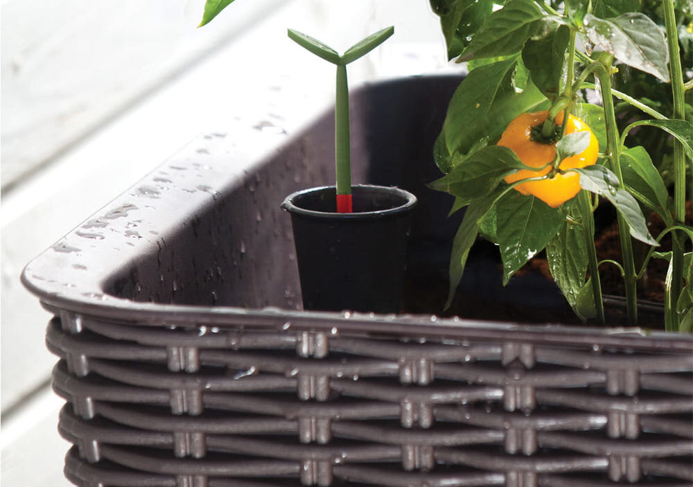 Donica KETER Easy Grow 230297 120 L Brązowy zbliżenie na wszkaźnik poziomu wody wbudowany system nawadniania optymalny poziom wilgoci w podłożu wskaźnik poziomu wody pełna kontrola nad podlewaniem stały dostęp do wody