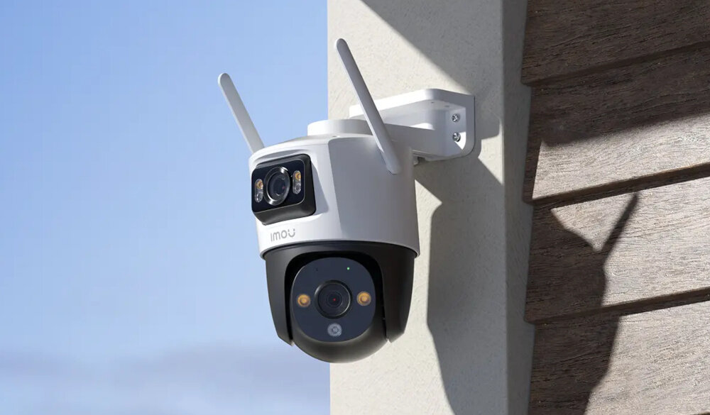 Kamera IMOU Cruiser Dual 6MP Zewnętrzna, Wi-Fi kamera umieszczona na budynku na tle nieba bezpieczny dom monitorowanie otoczenia zaawansowane funkcje detekcji