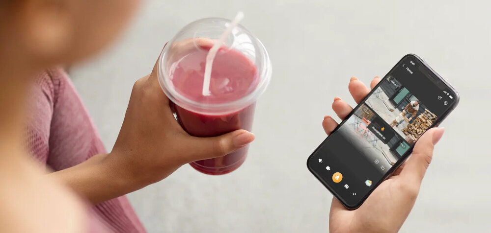 Kamera IMOU Cruiser Dual 6MP Zewnętrzna, Wi-Fi osoba trzyma telefon w dłoni z włączoną aplikacją obsługa Wi-Fi 6 stabilne połączenie i szybki transfer danych aplikacja IMOU Life zdalne sterowanie i podgląd na żywo stała kontrola nad bezpieczeństwem komunikacja dwukierunkowa