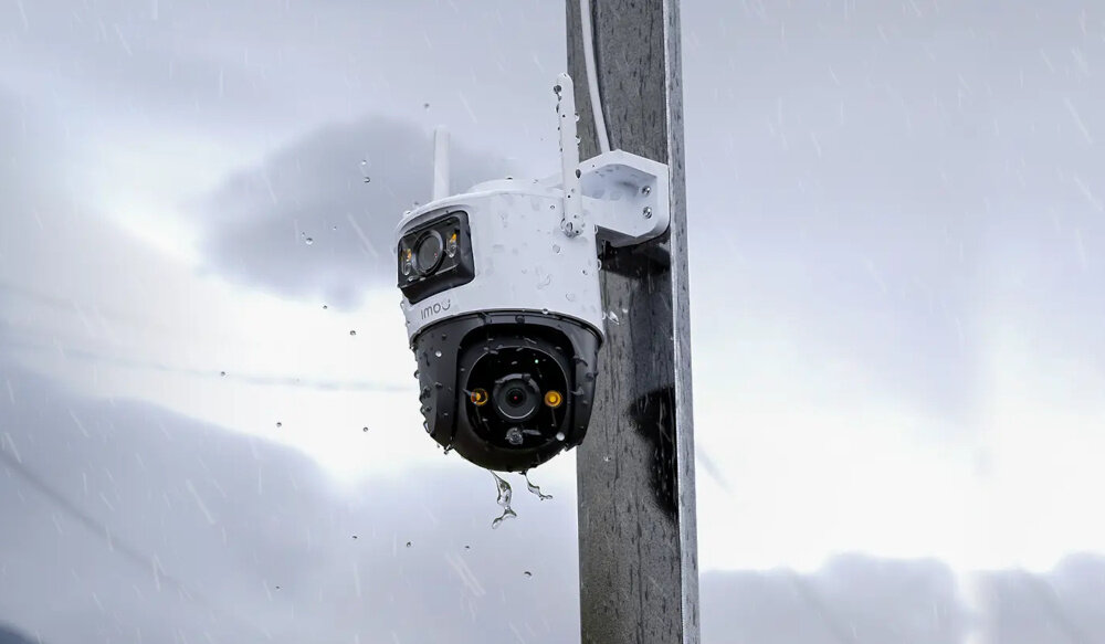 Kamera IMOU Cruiser Dual 6MP Zewnętrzna, Wi-Fi kamera umieszczona na słupie w strugach deszczu prosty montaż zasilanie sieciowe w zestawie kompletny zestaw montażowy zasilacz obudowa o klasie szczelności IP66 ochrona przed deszczem kurzem i skrajnymi temperaturami od -20°C do +50°C