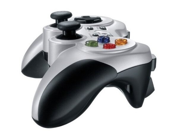 Srebrno-czarny kontroler do gier z dwoma analogowymi drążkami, czterema kolorowymi przyciskami oraz dodatkowymi przyciskami funkcyjnymi na górze. Kontroler ma ergonomiczny kształt i jest przeznaczony do użytku z komputerem PC.