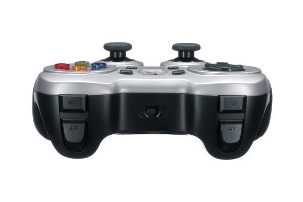 Na obrazie widoczny jest bezprzewodowy kontroler do gier z dwoma analogowymi drążkami, przyciskami i kolorowymi przyciskami funkcyjnymi. Na kontrolerze znajduje się logo producenta.