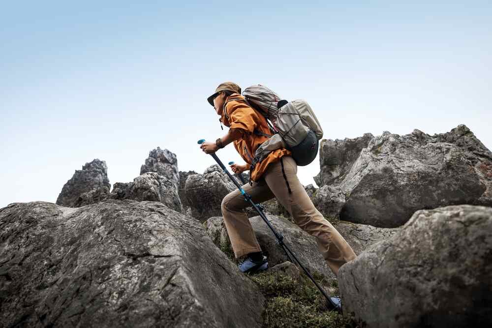 Smartwatch HUAWEI Watch Fit 4 człowiek na hikingu  