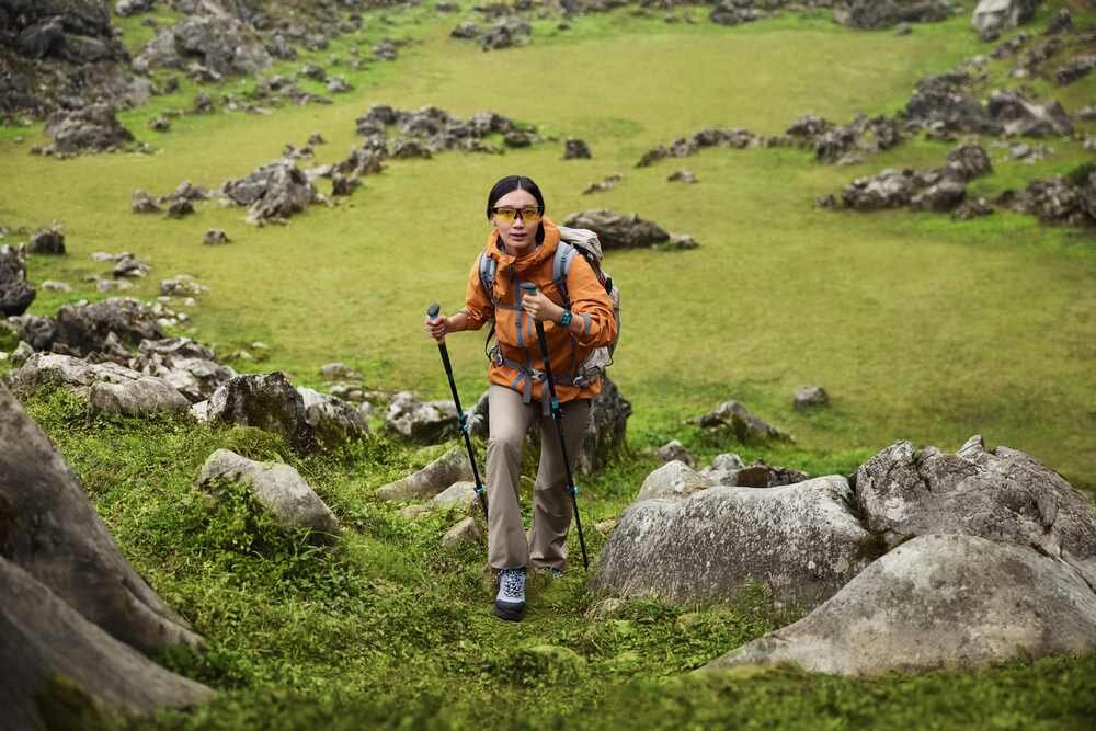 Smartwatch HUAWEI Watch Fit 4 człowiek chodzi po górach  