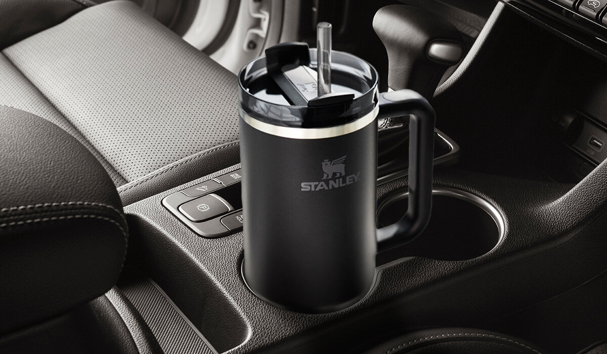 Kubek termiczny STANLEY Quencher H2.0 FlowState Tumbler w uchwycie pasowanym dopasowany do uchytów napój w trasie