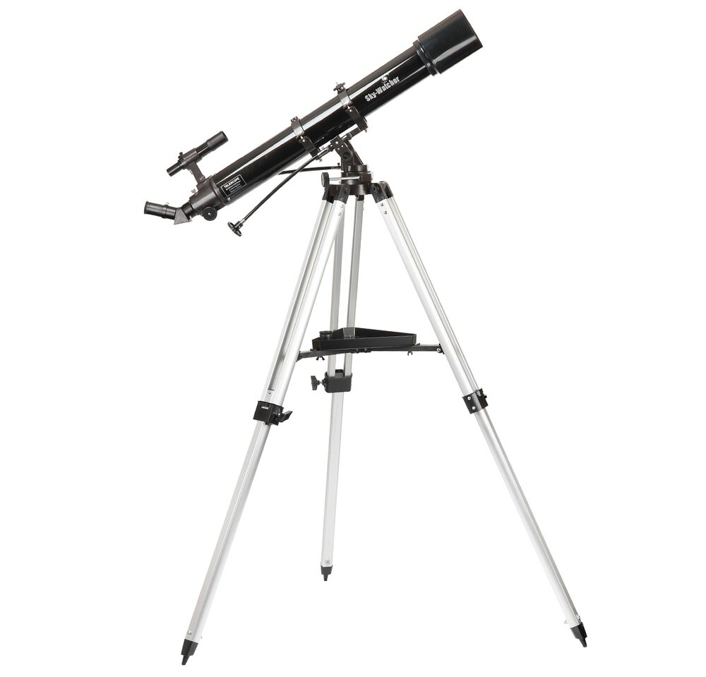 Na obrazie widoczny jest teleskop na aluminiowym statywie. Na tubie teleskopu znajduje się napis \'Sky-Watcher\'.