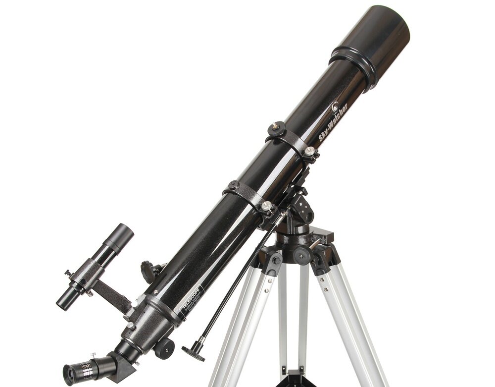 Czarny teleskop na trójnogu z widocznym logo \'Sky-Watcher\' na tubusie. Teleskop posiada dodatkowy celownik zamontowany z boku.