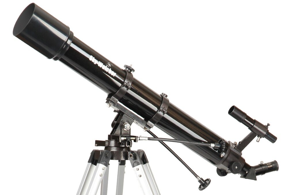 Czarny teleskop na aluminiowym statywie z widocznym logo \'Sky-Watcher\'.