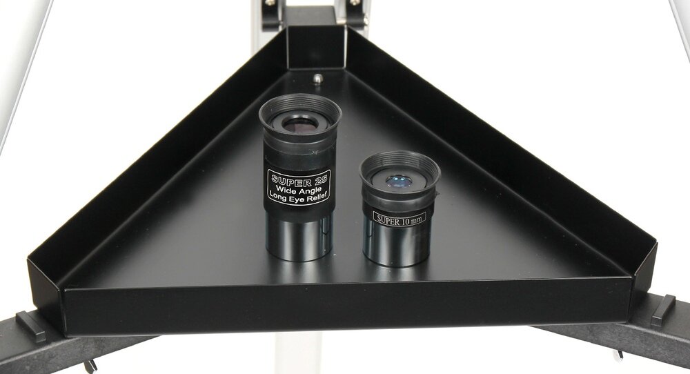 Na czarnej, trójkątnej półce znajdują się dwa okulary teleskopowe. Jeden z nich ma napis \'SUPER Wide Angle Long Eye Relief\', a drugi \'SUPER 10mm\'.