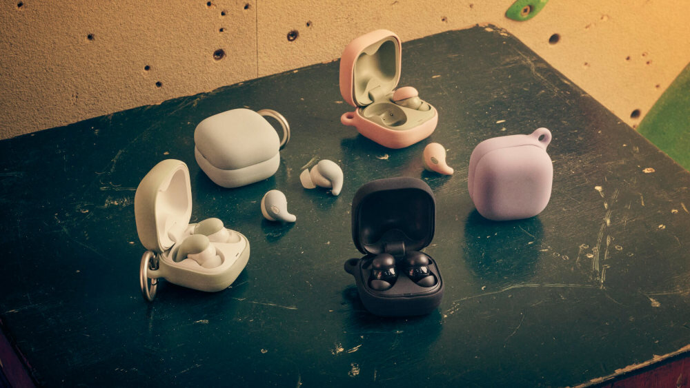 Słuchawki dokanałowe SONY LinkBuds WF-LS910 kolory wymienne nakładki personalizacja akcesoria, słuchawki dokanałowe z etui ładującym w róznych kolorach leżące na blacie