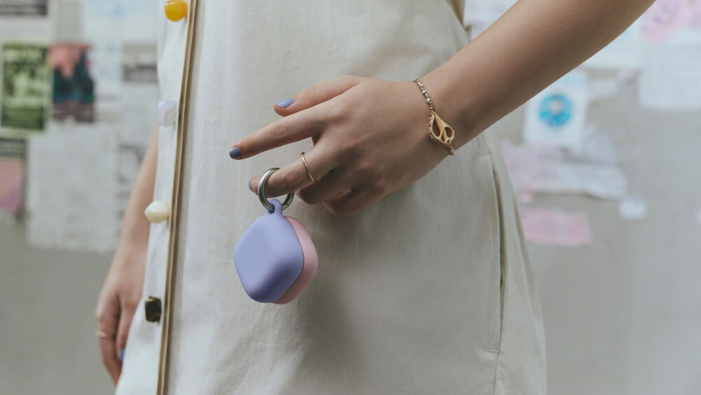 Słuchawki dokanałowe SONY LinkBuds WF-LS910 Multipoint Connection dwa urządzenia Bluetooth przełączanie, osoba trzymająca etui na palcu