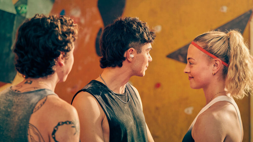 Słuchawki dokanałowe SONY LinkBuds WF-LS910 Wide Area Tap polecenia głosowe aplikacja Sony Sound Connect korektor,osoby stojące w grupie z założonymi słuchawkami dokanałowymi