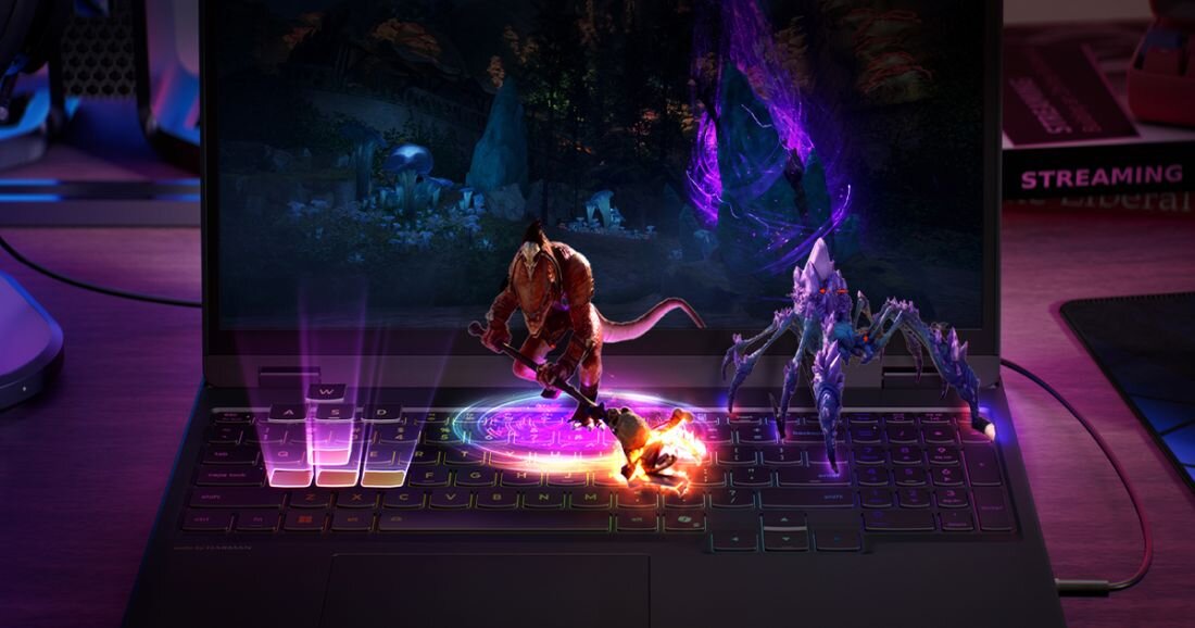  Laptop Lenovo Legion z 3D bohaterami gry wyskakującymi z klawiatury RGB, walka z potworami, efekty ognia i magii, tekst STREAMING  - Legion TrueStrike Pełnowymiarowa klawiatura 