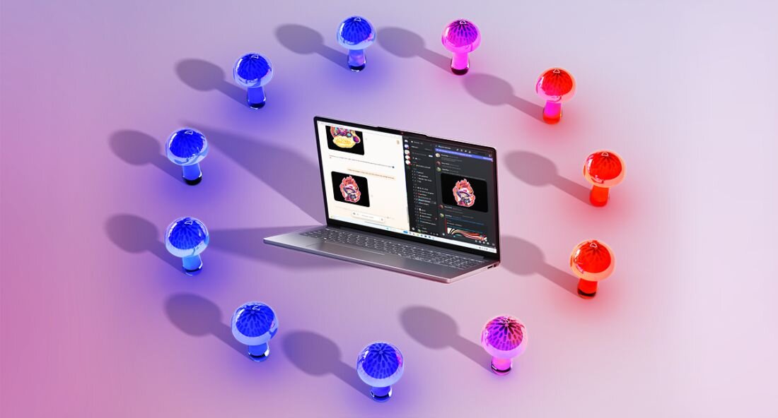 Otwarty laptop Lenovo IdeaPad Slim 3 ustawiony na pastelowym tle, otoczony dwunastoma plastikowymi grzybkami świecącymi na niebiesko i czerwono; na ekranie otwarte dwa komunikatory z kolorowymi naklejkami, całość w kreatywnym, gamingowym klimacie. - Szybko ładująca się bateria Rapid Charge