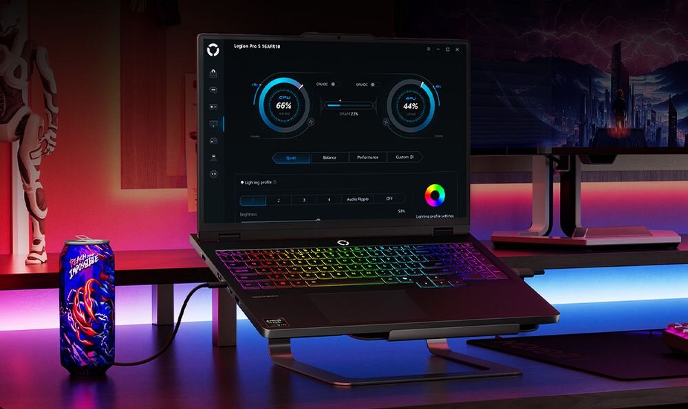 Laptop Lenovo Legion z aplikacją Legion Space Pro i monitorowaniem wydajności CPU GPU na stanowisku gamingowym z podświetleniem RGB - Platforma Legion Space 