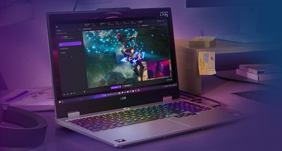 Laptop gamingowy Lenovo LOQ 15AHP10 z podświetlaną klawiaturą RGB na biurku, ekran z aplikacją Legion Space i dynamiczną sceną gry akcji, stanowisko gracza. - Legion Space, Gaming Zone 