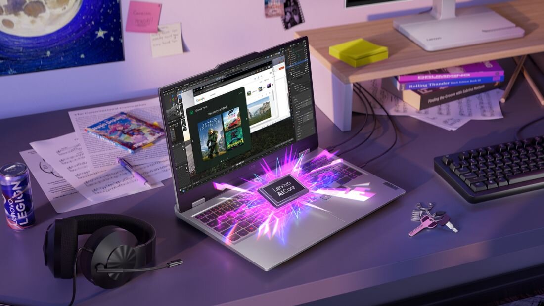 Laptop LENOVO LOQ na gamingowym biurku z fioletowo-różowym oświetleniem, ekran pokazujący Adobe Photoshop z interfejsem projektowania stron internetowych i grafikami gier typu Monster Hunter, holograficzny chip Lenovo AI Core w fioletowej i różowej poświacie energii unoszący się nad klawiaturą RGB, puszka napoju LEGION ENERGY po lewej, słuchawki składane na biurku, klawiatura mechaniczna po prawej, książki z serii Rolling Thunder i Finding the Groove, niebieska kula disco w rogu z postaciami na fotografiach, rozwiązanie dla twórców treści i grafików wykorzystujących sztuczną inteligencję - LENOVO AI Engine+, LENOVO AI Core  