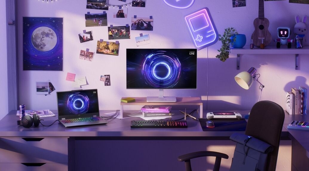  Stanowisko z laptopem LENOVO LOQ i monitorem zewnętrznym wyświetlającym logo LOQ w koncentrycznych pierścieniach fioletowych, ściana z fotografiami polaroid, mechaniczna klawiatura, gitara, figurki, pokój kreatora z fioletowym oświetleniem LED - Ekosystem LOQ, Game Coach i Game Clip Master 