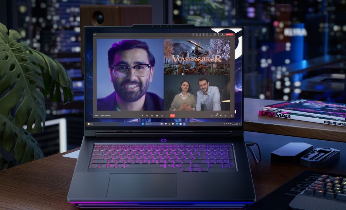 Laptop Lenovo Legion z wideokonferencją i trybem spotkań online na ekranie z fioletowym podświetleniem klawiatury. - Thunderbolt 5 