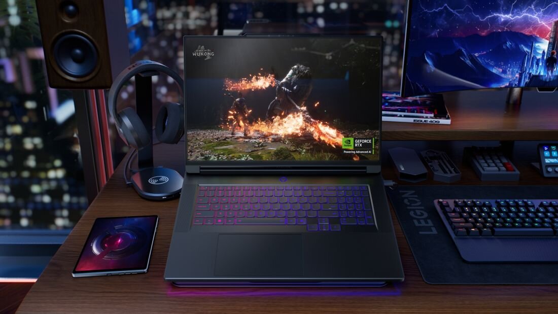 Laptop gamingowy Lenovo Legion z podświetleniem RGB na stanowisku z monitorami zewnętrznymi i akcesoriami gaming - Bateria 99,9 Wh 
