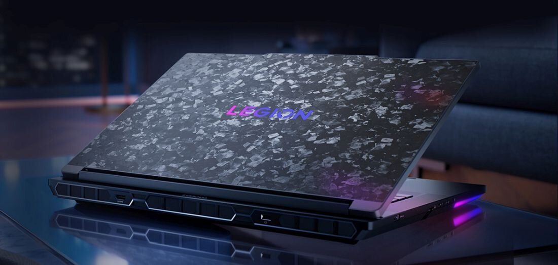 Laptop gamingowy Lenovo Legion z logo RGB na klapie obudowy i wzorem moro na ciemnym tle  - Normy wojskowe MIL-STD 