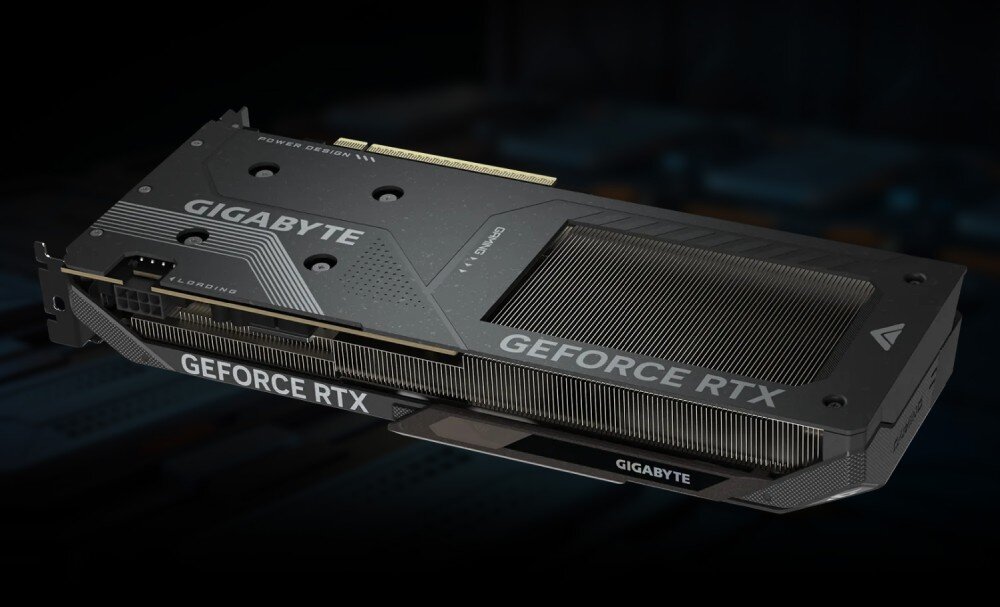 Karta graficzna GIGABYTE GeForce RTX 5050 Gaming OC 8GB Tył karty graficznej z czarną płytą osłaniającą, widoczne białe logo producenta oraz otwór przelotowy systemu chłodzenia po prawej stronie