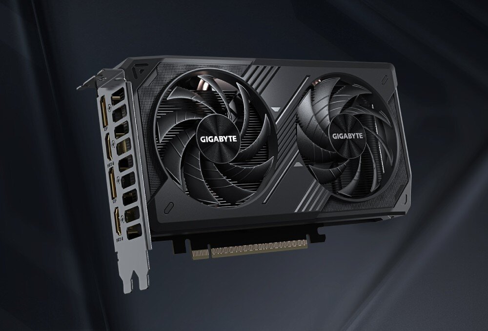 Karta graficzna GIGABYTE GeForce RTX 5050 WINDFORCE OC 8GB Karta graficzna z dwoma wentylatorami widziana pod kątem, pokazująca czarną obudowę oraz srebrny śledź montażowy z portami